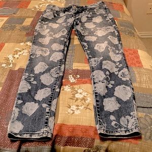 LC Lauren Conrad gray flower printed straight leg skinny blue jeans size 6